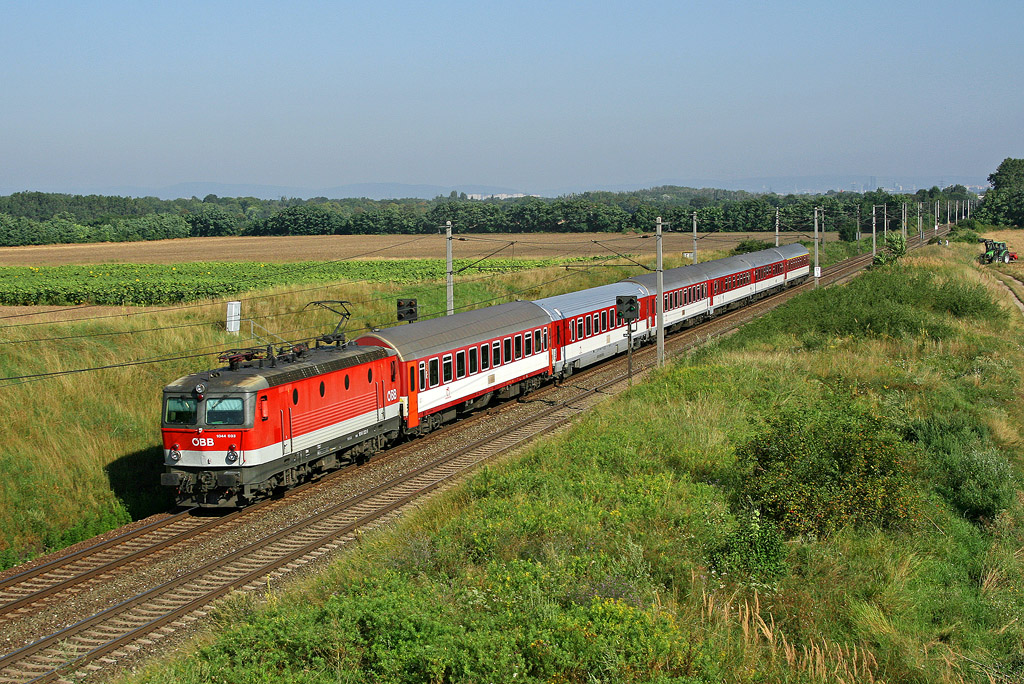 Lokomotiva 1044 033-7, IC 405 „Tatran”  (Wien – Bratislava – Košice), Gramatneusiedl, 7.8.2008 8:51 - Trainweb