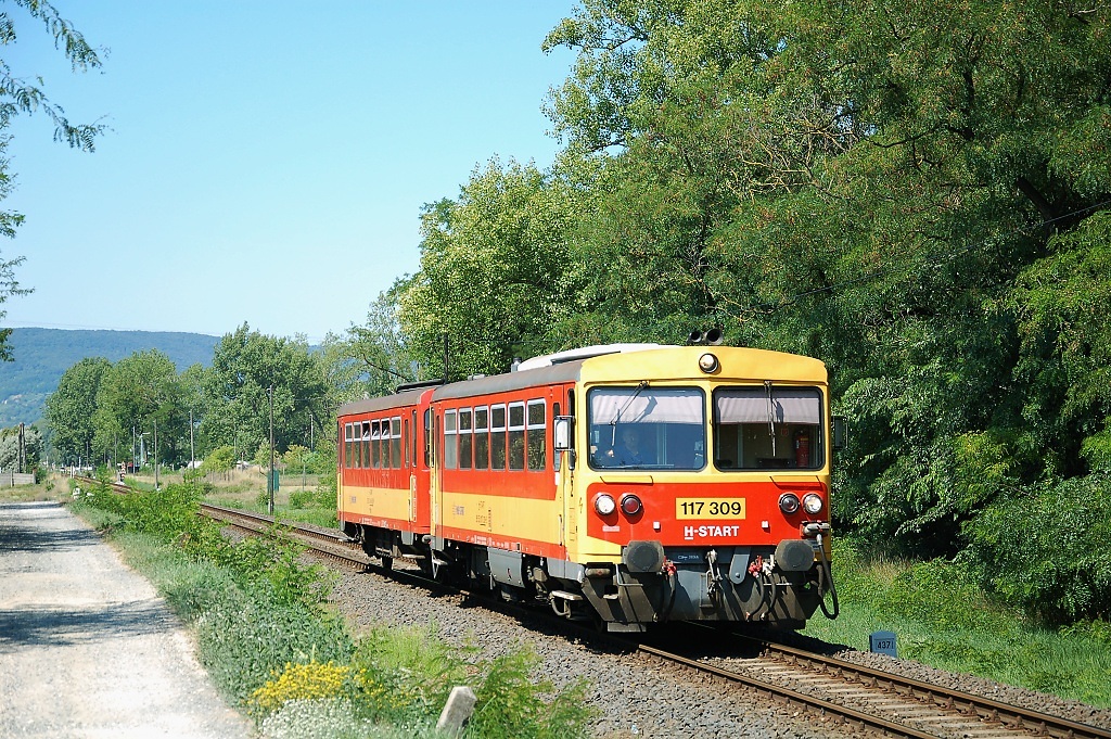 Lokomotiva 117 309-5, Sz 19635  (Ukk – Tapolca – Balatonszentgyörgy), Uzsabánya alsó – Tapolca, 19.7.2017 11:02 - Trainweb