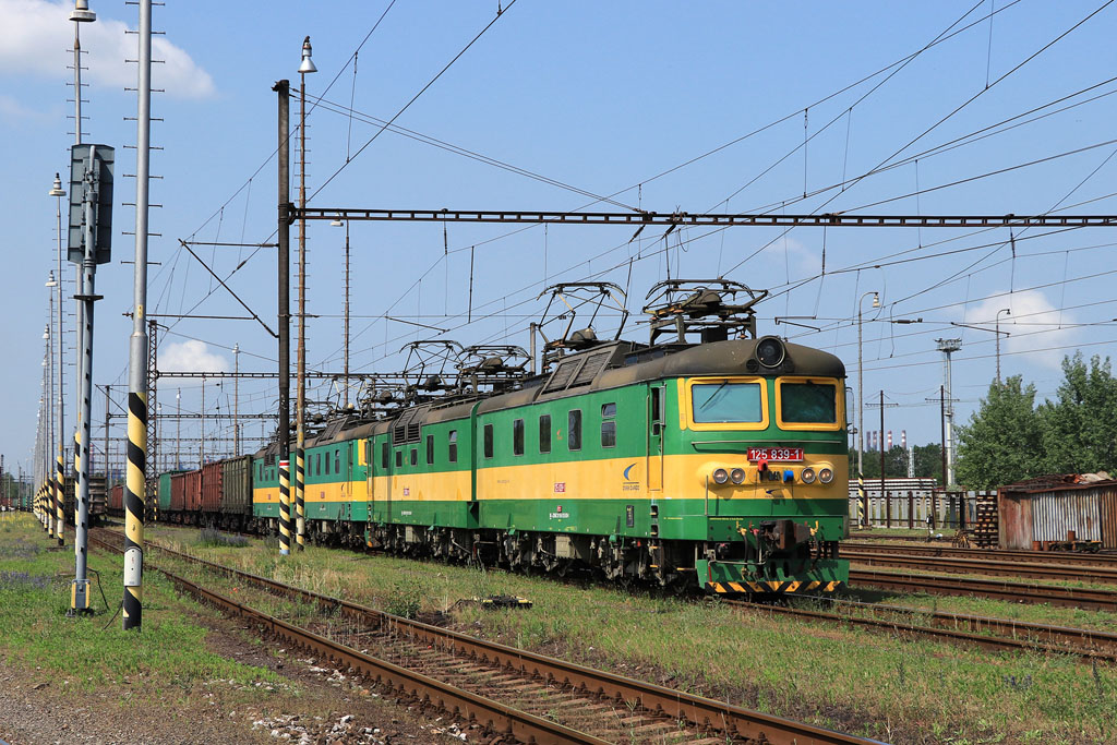 Lokomotiva 125 839-1, nákladní, Haniska pri Košicách, 22.6.2023 10:20 - Trainweb