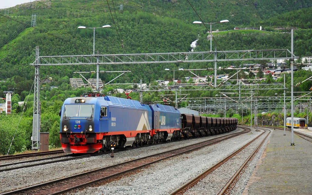 Lokomotiva „Kiruna-lok” IORE 128 Krokvik + IORE 104 Gällivare, doly Kiruna – úpravna LKAB Narvik, Narvik, 7.7.2016 19:18 - Trainweb