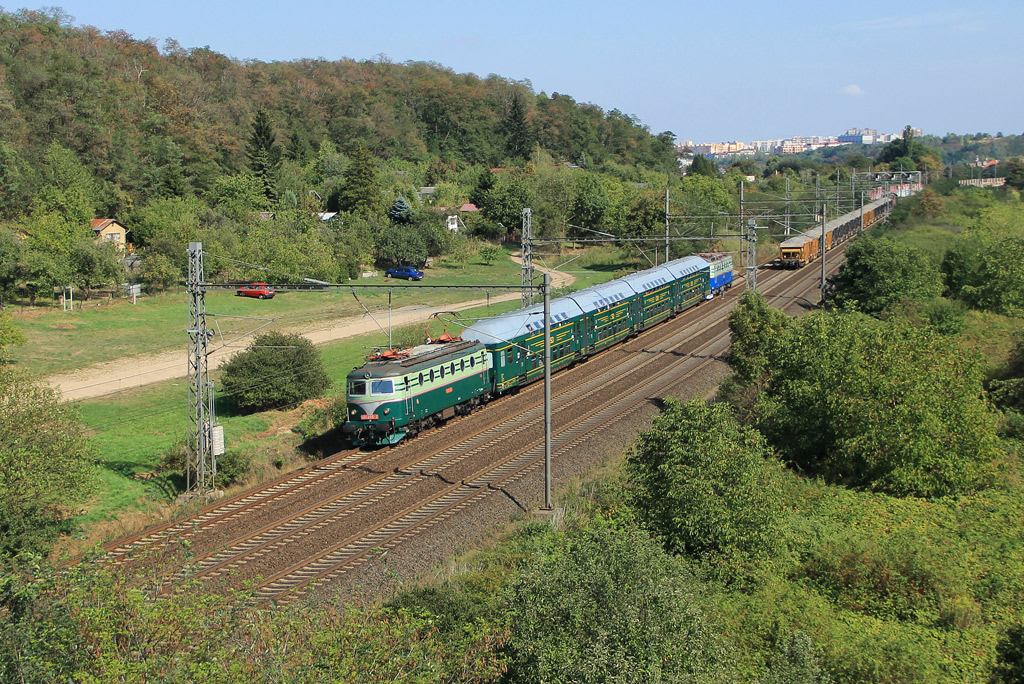 Historické vozidlo 140 085-2, Os 8608  (Český Brod – Praha Masaryk.n.), Praha-Kyje – Praha-Libeň, 12.9.2015 14:08 - Trainweb