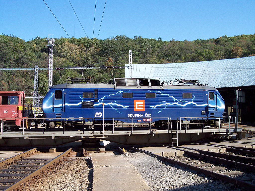 Lokomotiva 151 001-5, odstavena v DKV - posun na točně, depo Praha-Vršovice, 23.9.2006 15:31 - Trainweb