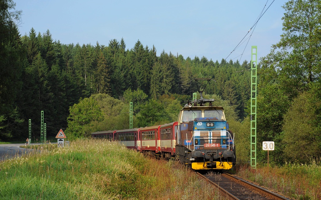 Lokomotiva 210 045-1, Os 18803  (Lipno nad Vltavou –- Rybník), Herbertov, 20.7.2013 8:35 - Trainweb