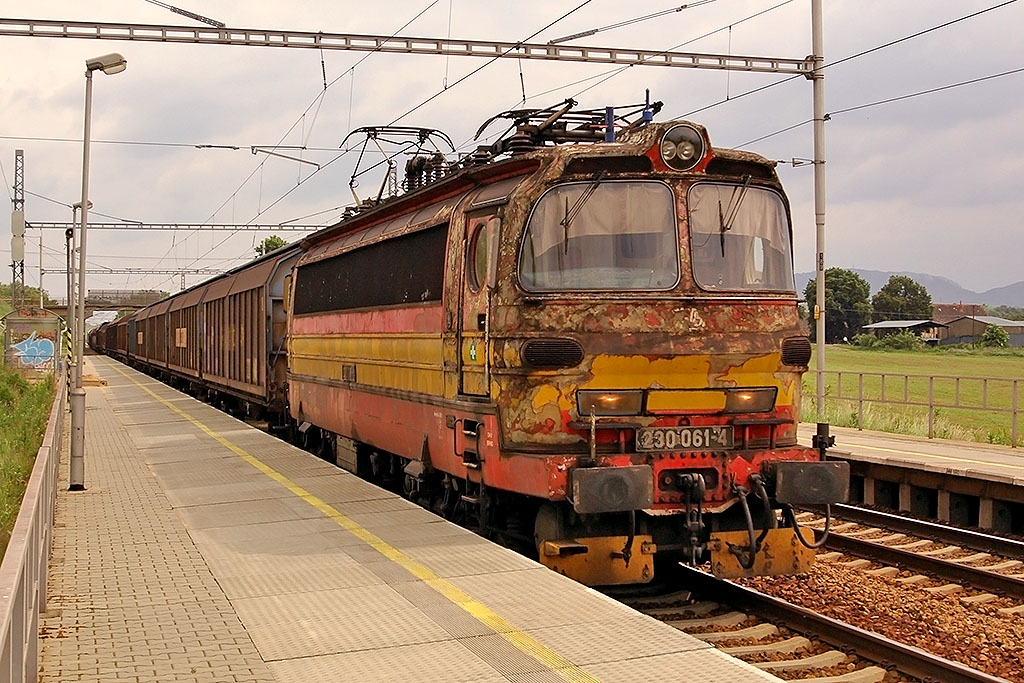 Lokomotiva 230 061-4, nákladní od Břeclavi, Pouzdřany, 2.6.2006 14:58 - Trainweb