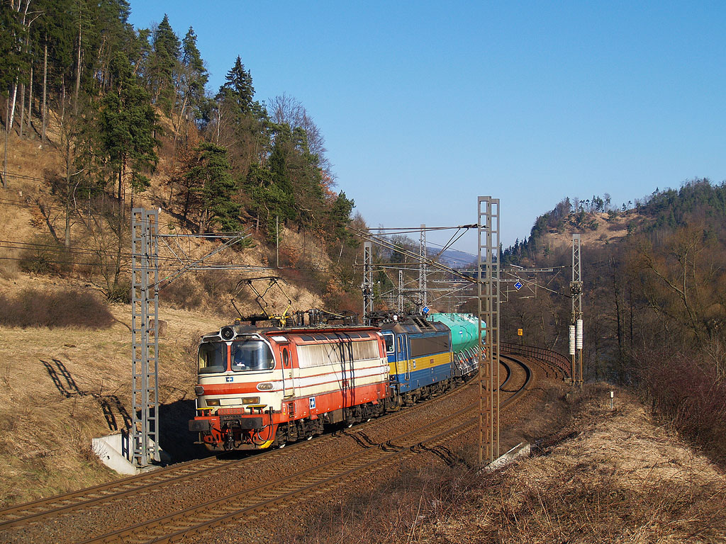 Lokomotiva 230 036-6 + 363 072-0, Pn 66714  (Most – Chomutov – Karlovy Vary – Cheb), Vojkovice nad Ohří – Ostrov nad Ohří, 7.2.2011 11:59 - Trainweb