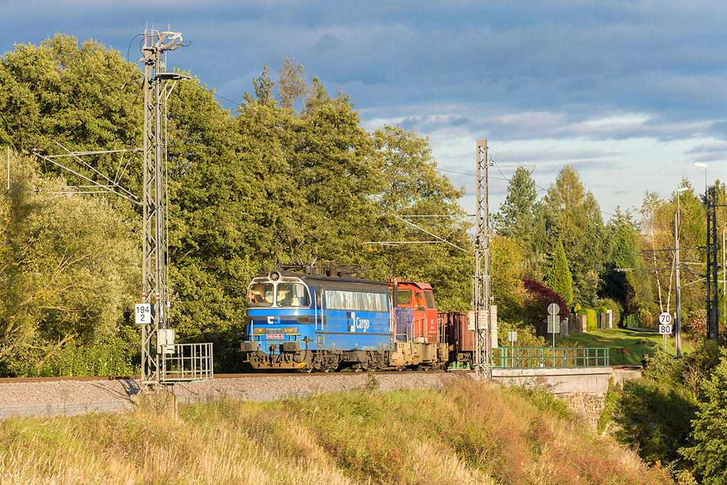 Lokomotiva 240 045-5 + 708 007-0, posun, Borovany  (budějovické záhlaví), 7.10.2017 17:40 - Trainweb