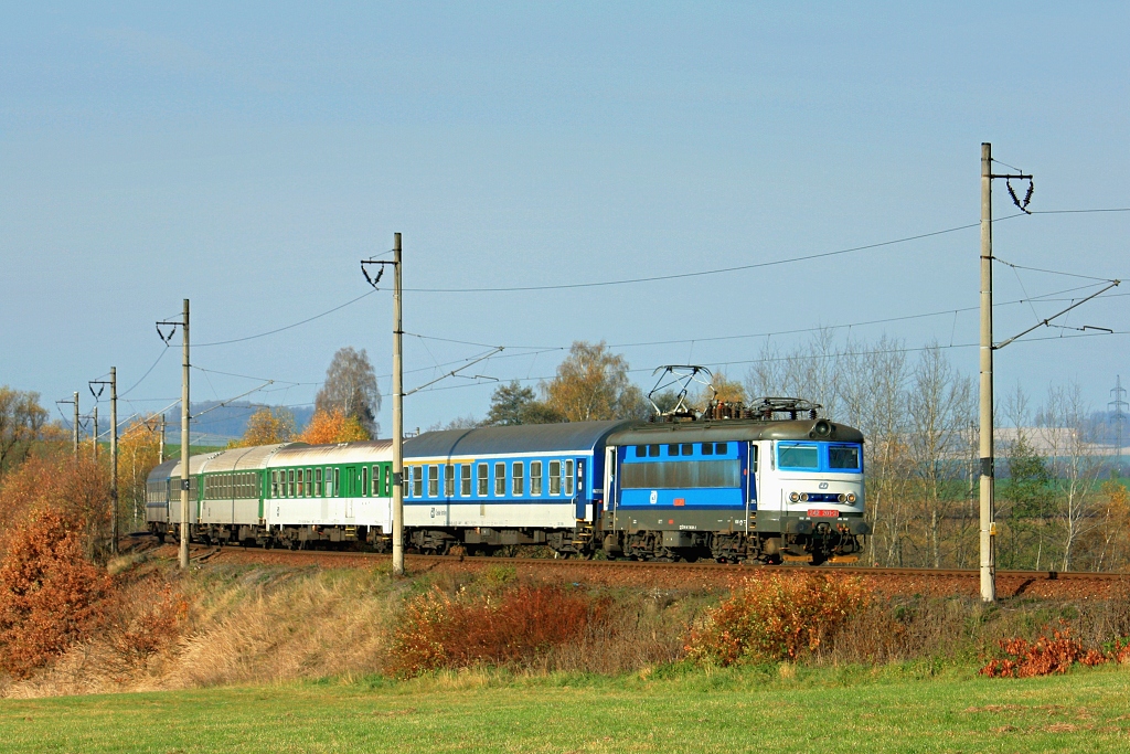 Lokomotiva 242 201-2, R 669 „Bezdrev”  (České Budějovice – Jihlava – Třebíč – Brno  [zkrácená výluková trasa vlaku]), Kardašova Řečice – Mnich, 1.11.2013 9:31 - Trainweb