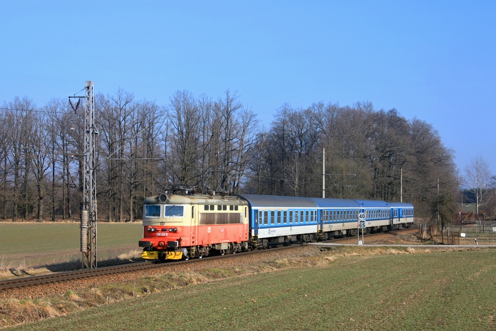 Lokomotiva 242 214-5, R 664 „Rožmberk” (Brno – Třebíč – Jihlava – České Budějovice – Plzeň), Jindřichův Hradec – Děbolín, 4.3.2023 15:01 - Trainweb