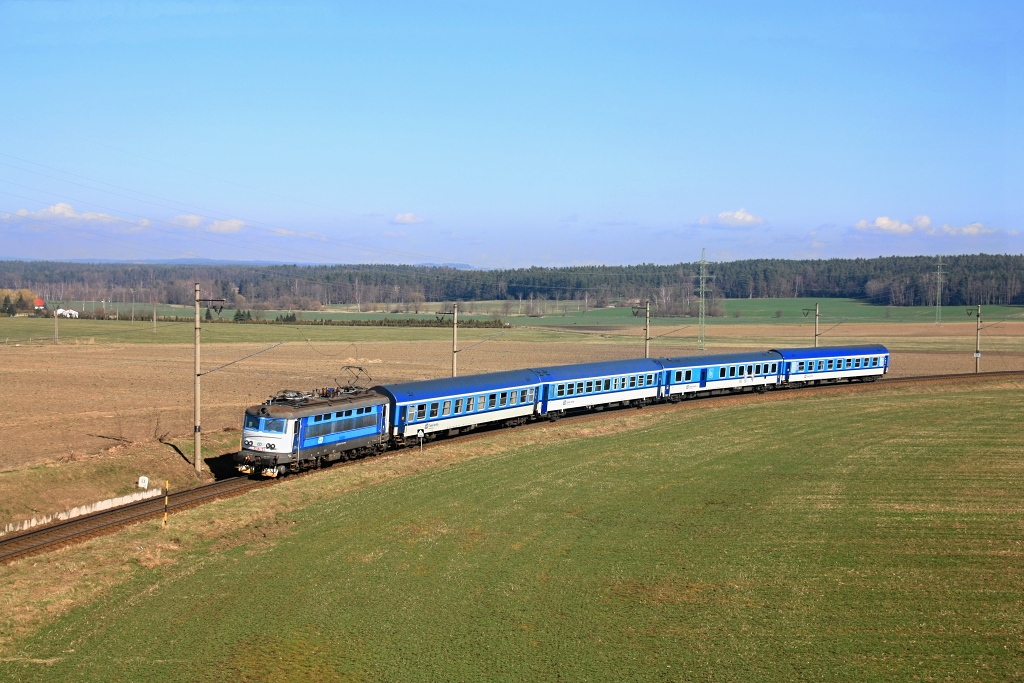 Lokomotiva 242 236-8, R 666 „Rožmberk“ (Brno – Třebíč – Jihlava – České Budějovice – Plzeň), Doňov – Řípec, 4.3.2024 13:35 - Trainweb