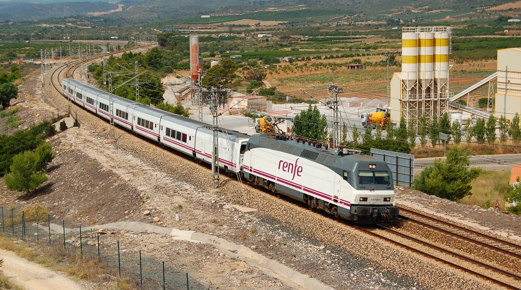 Lokomotiva 252 072-4, TLG 1102  (Murcia del Carmen – Villena – Valencia – Castello de la Plana – Tarragona – Barcelona), Alcocéber, 9.7.2010 11:34 - Trainweb