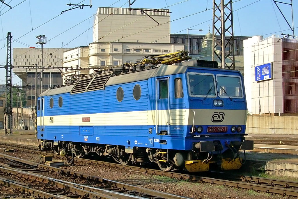 Lokomotiva 363 062-1, odstavena, Praha hl. n., 15.9.2006 10:04 - Trainweb