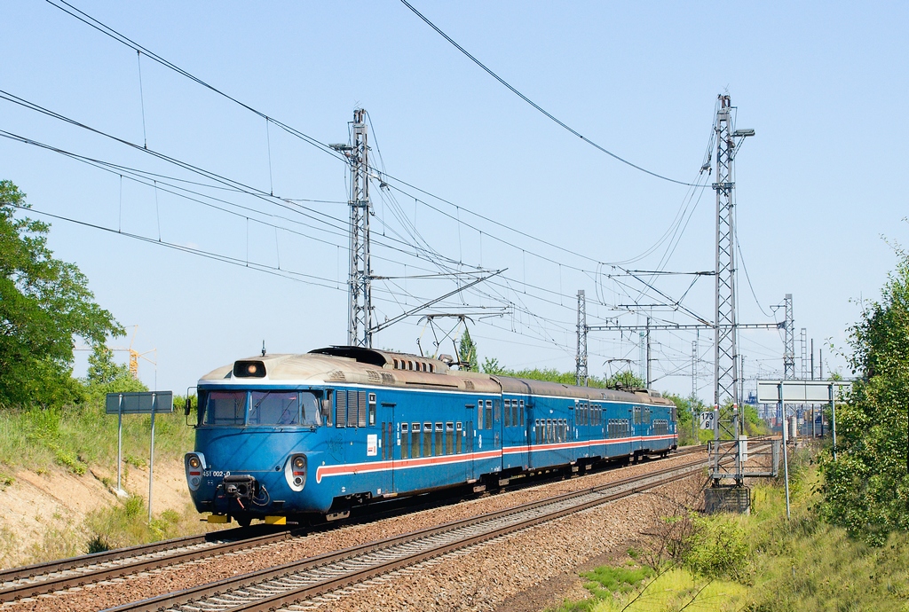 Jednotka 451 002-0, Os 2536  (Benešov u Prahy – Praha hl.n.), Praha-Horní Měcholupy, 18.6.2012 15:49 - Trainweb