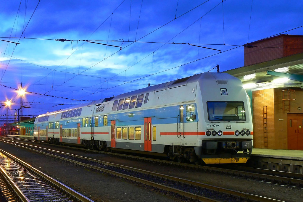 Jednotka 471 003-4, Os 9306  (Pardubice – Kolín – Praha), Pardubice hl.n., 7.1.2007 7:27 - Trainweb