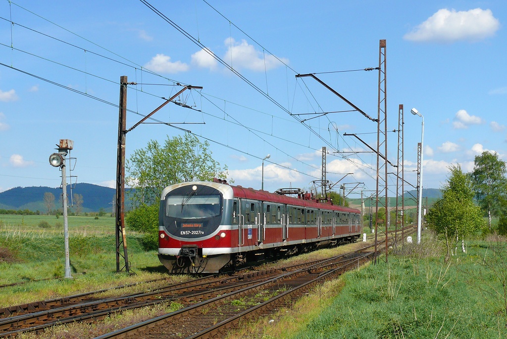 Lokomotiva EN 57-2027, R 66231  (Wrocław – Wałbrzych – Jelenia Góra), Sędzisław, 18.5.2011 16:23 - Trainweb