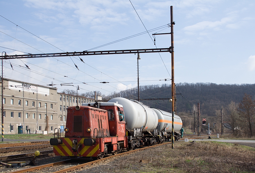 Lokomotiva 703 569-4, posun na vlečku Lybar Velvěty, Úpořiny, 6.4.2010 10:12 - Trainweb