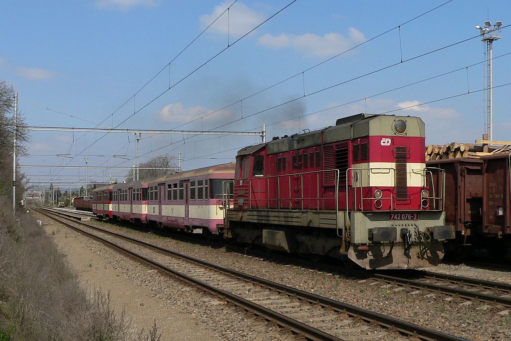 Lokomotiva 742 076-3, Os Brno - Veselí nad Moravou, Šlapanice, 11.4.2007 12:52 - Trainweb