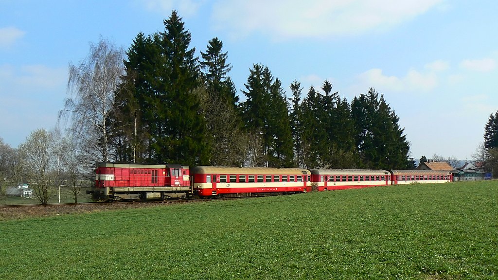 Lokomotiva 742 251-2, R887 „Doubrava” do Jihlavy, Ždírec nad Doubravou, 11.4.2007 16:23 - Trainweb