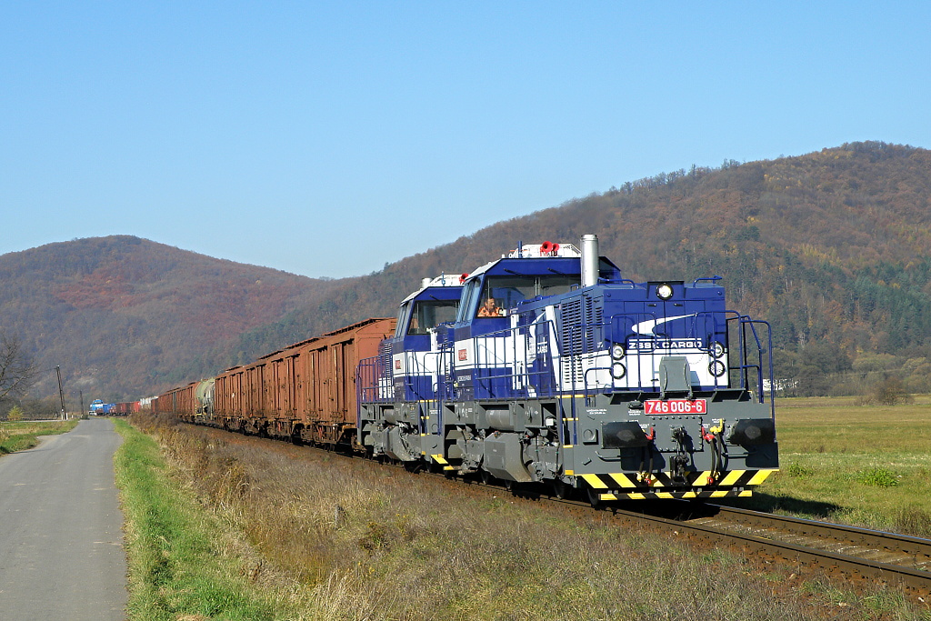 Lokomotiva 746 006-6 + 746 005-8, nákladní vlak od Zvolena směr Košice, Stožok – Detva, 27.10.2010 9:31 - Trainweb