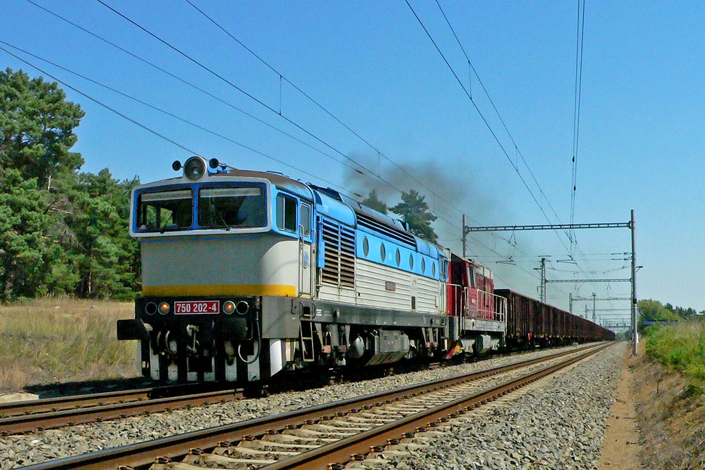 Lokomotiva 750 202-4 + 742.xxx, nákladní na Břeclav, Bzenec-Přívoz, 20.7.2006 11:34 - Trainweb