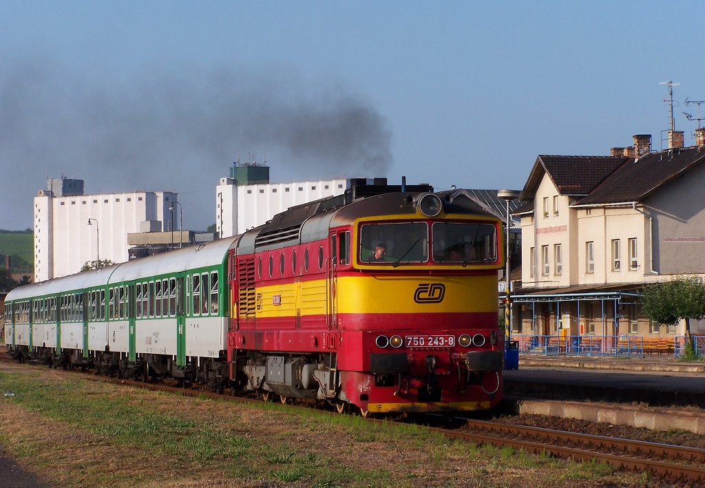 Lokomotiva 750 243-8, Sp 1731 Brno hl.n. - Bojkovice, Kyjov, 20.7.2007 18:39 - Trainweb