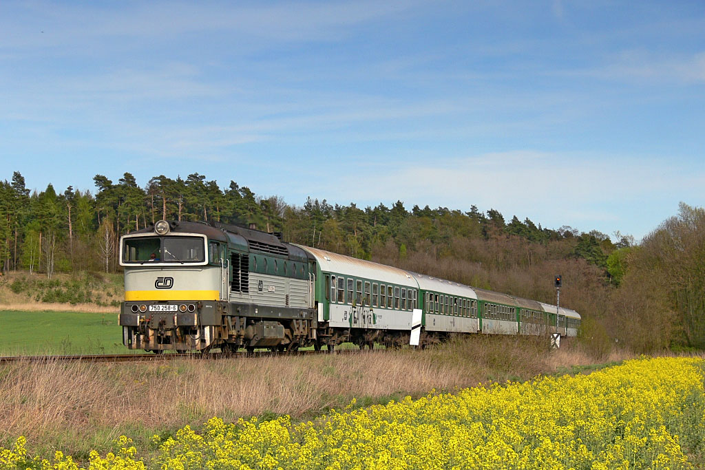 Lokomotiva 750 258-6, Sp 1956, Čestice, 22.4.2007 16:31 - Trainweb