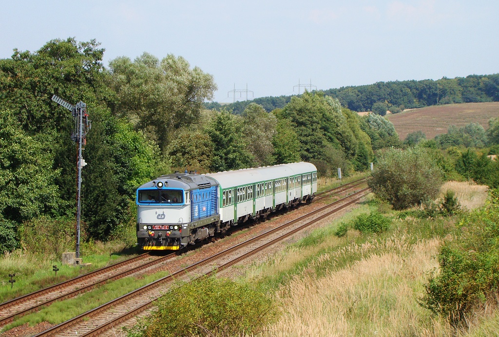 Lokomotiva 750 709-8, Sp 1729 „Cimburk”  (Brno – Kyjov – Veselí nad Moravou – Uherské Hradiště – Staré Město u Uherského Hradiště), Nemotice, 24.8.2011 14:16 - Trainweb