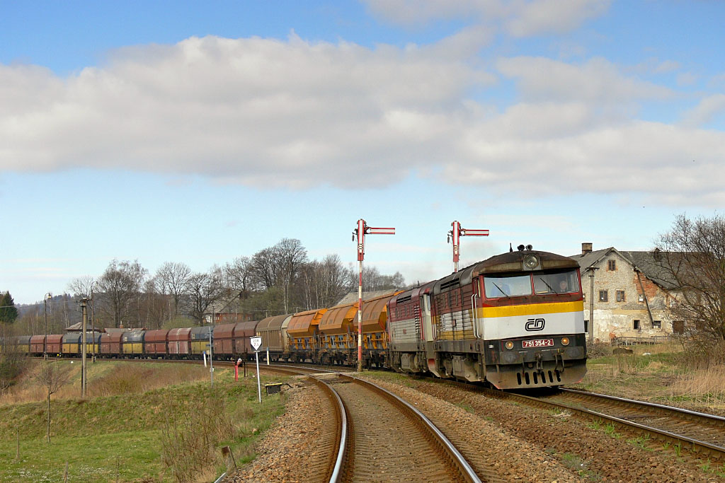 Lokomotiva 751 354-2 + 751 176-9, Rn 44255  (Česká Třebová – Ústí nad Orlicí – Letohrad – Lichkov – Kłodzko – Wrocław), Lichkov, 11.4.2007 9:41 - Trainweb