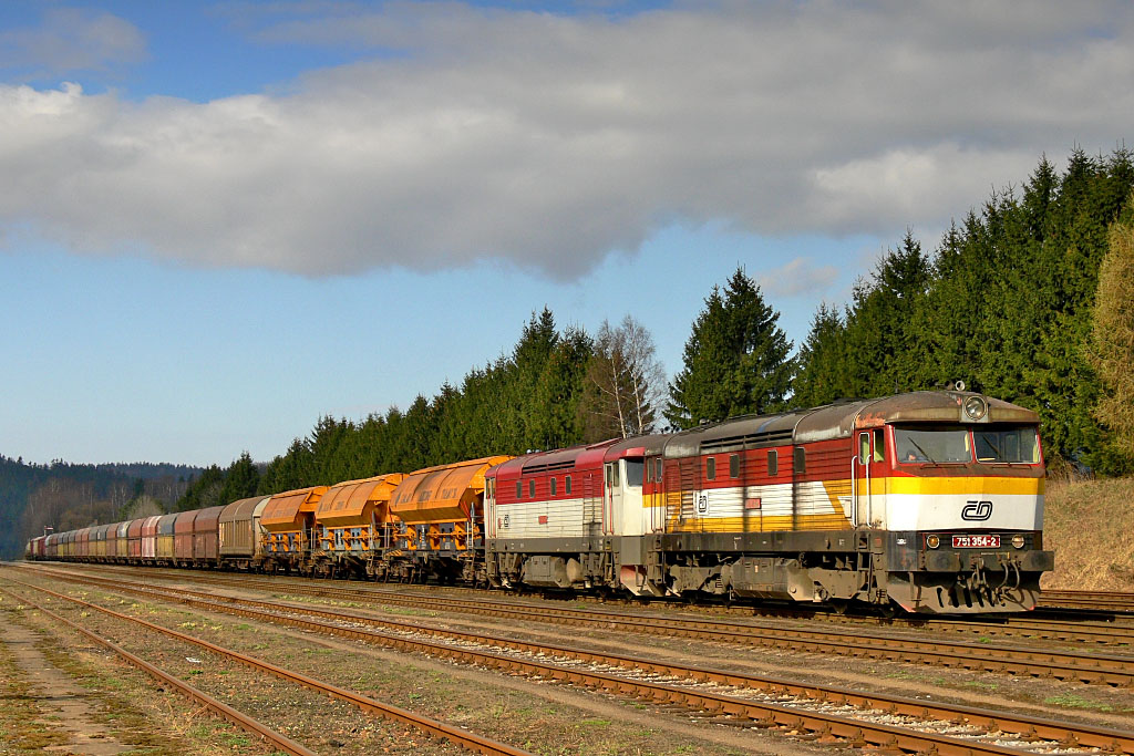 Lokomotiva 751 354-2 + 751 176-9, Rn 44255  (Česká Třebová – Letohrad – Lichkov – Wrocław), Lichkov, 11.4.2007 9:34 - Trainweb