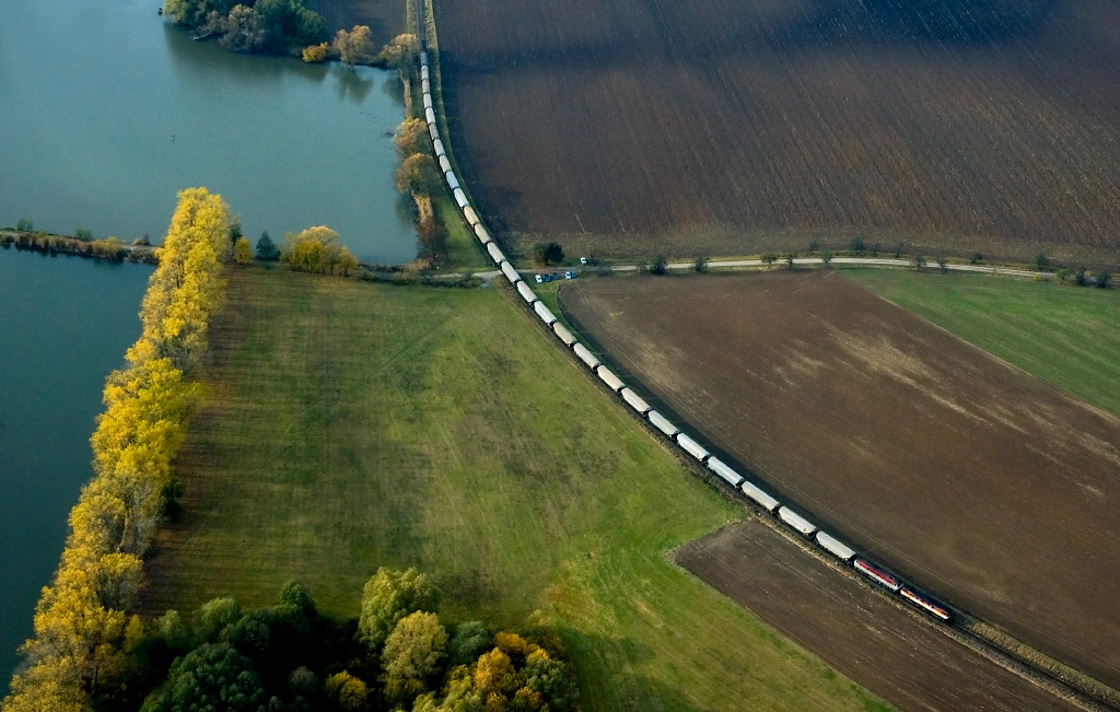 Lokomotiva 751 354-2 + 751 145-4, Pn 1.nsl.83741  (Ostroměř – Hradec Králové – Nymburk – Děčín – Hamburg), Dobrá Voda u Hořic, 31.10.2008 13:51 - Trainweb