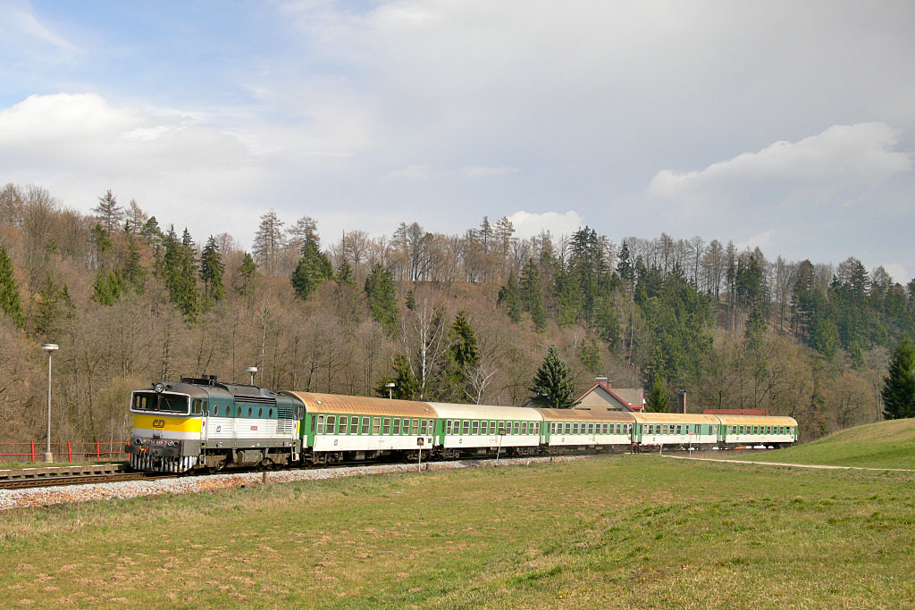 Lokomotiva 754 048-7, R 250  (Poznań – Wrocław – Kłodzko – Lichkov – Letohrad – Hradec Králové – Lysá nad Labem – Praha), Bohousová, 9.4.2007 11:52 - Trainweb