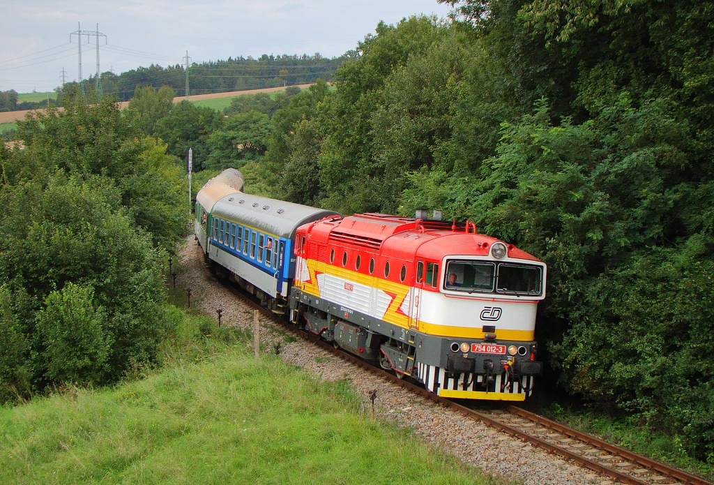 Lokomotiva 754 012-3, R 791  (Praha – Lysá nad Labem – Nymburk – Hradec Králové – Týniště nad Orlicí – Letohrad), Potštejn, 10.8.2012 17:57 - Trainweb