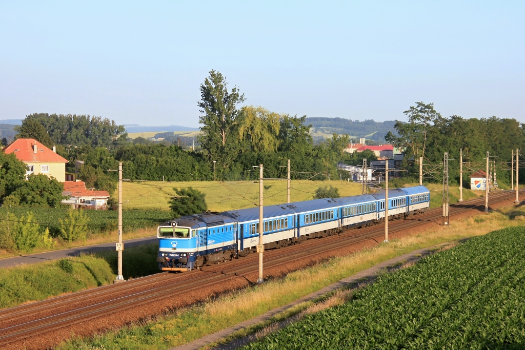 Lokomotiva 754 016-4, R 880 „Slovácký expres“ (Luhačovice - Uherské Hradiště - Olomouc), Hulín – Břest, 19.6.2022 19:40 - Trainweb