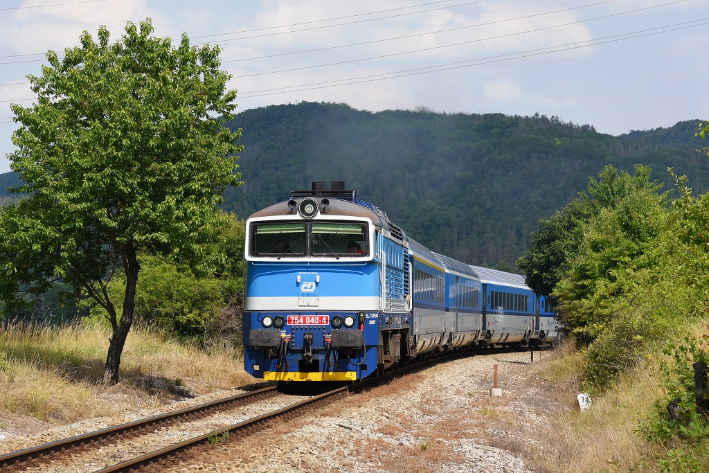 Lokomotiva 754 040-4, odklon IC 560 Západní expres (Praha - Plzeň - Cheb), Loděnice - Vráž, 6.7.2022 15:22 - Trainweb