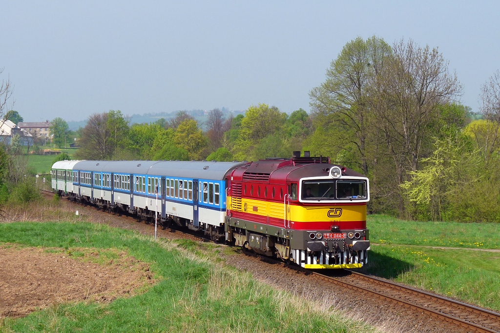 Lokomotiva 754 044-6, Sp 1643 „Radhošť”  (Brno – Kojetín – Kroměříž – Bystřice pod Hostýnem – Valašské Meziříčí – Frenštát pod Radhoštěm), Branky na Moravě – Valašské Meziříčí, 30.4.2011 10:17 - Trainweb