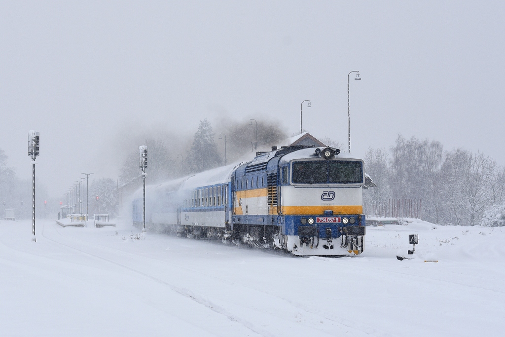 Lokomotiva 754 057-8, Os 7545 (Železná Ruda - Klatovy), Nýrsko, 2.12.2023 9:59 - Trainweb