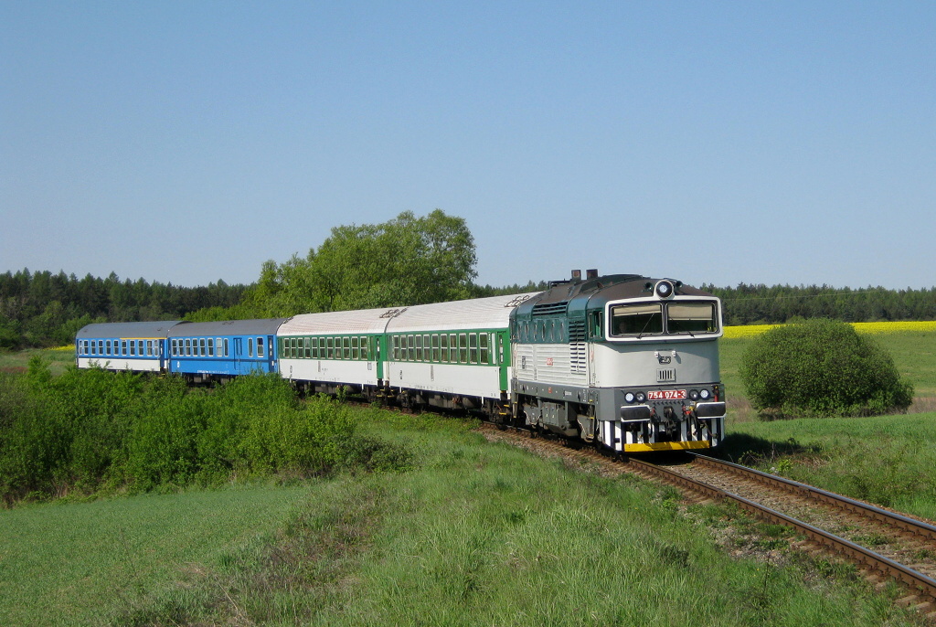 Lokomotiva 754 074-3, R 929 „Jihlava”  (Strakonice – České Budějovice – Jihlava – Brno), Rapotice – Vysoké Popovice, 2.5.2011 10:02 - Trainweb