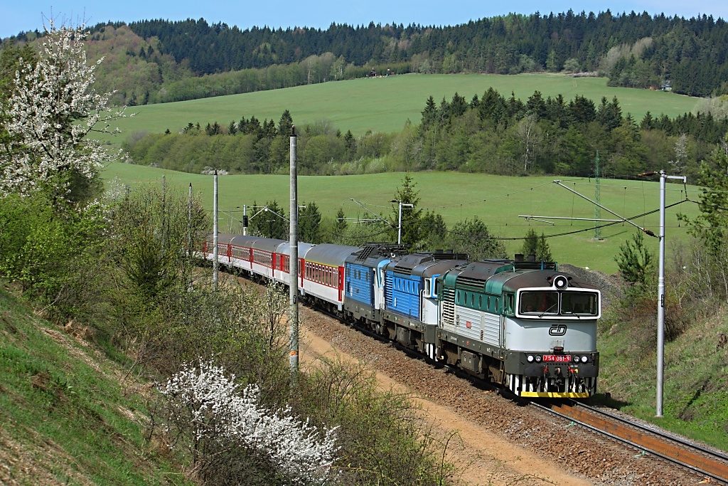 Lokomotiva 754 081-8 + 754 079-2 + 151 020-5, Ex 127 „Fatra”  (Praha – Česká Třebová – Olomouc – Vsetín – Púchov – Žilina), Střelná – Strelenka, 29.4.2012 11:29 - Trainweb