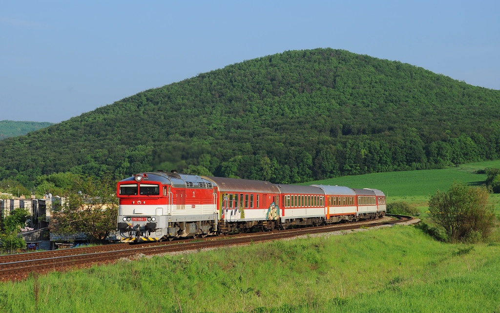 Lokomotiva 757 004-7, R 930 „Ipeľ”  (Košice – Plešivec – Fiľakovo – Lučenec – Zvolen), Mýtna – Píla, 8.5.2013 18:13 - Trainweb