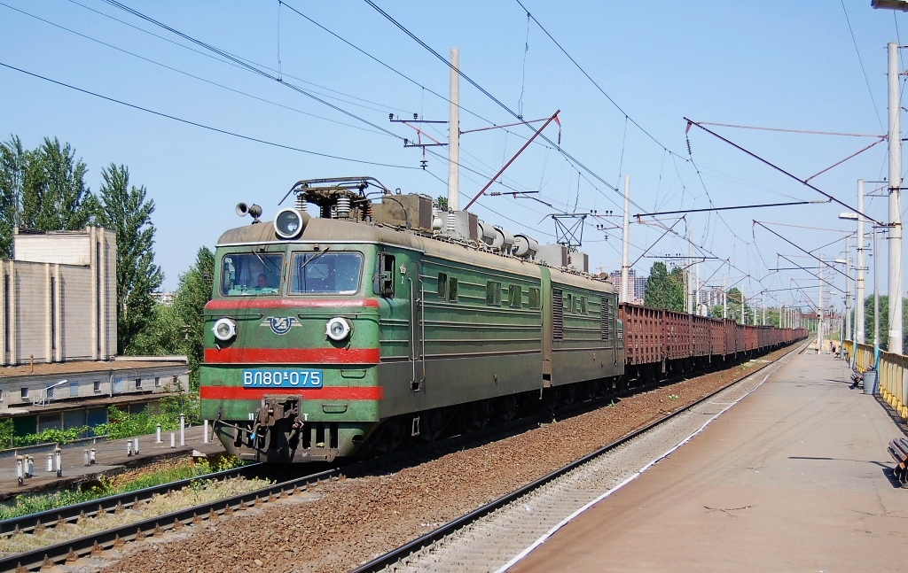 Lokomotiva VL 80-075, nákladní vlak, Kyjev-Levyj bereg, 22.4.2007 14:14 - Trainweb