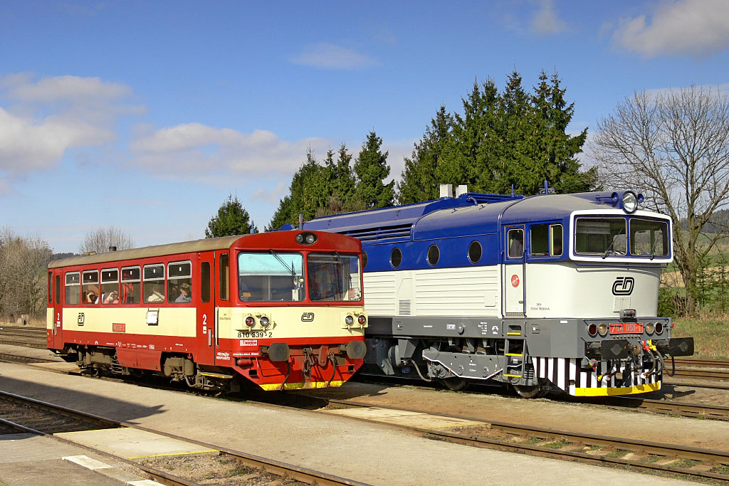 Motorový vůz 810 339-2, Os 20008 Štíty - Letohrad, Lichkov, 11.4.2007 9:54 - Trainweb