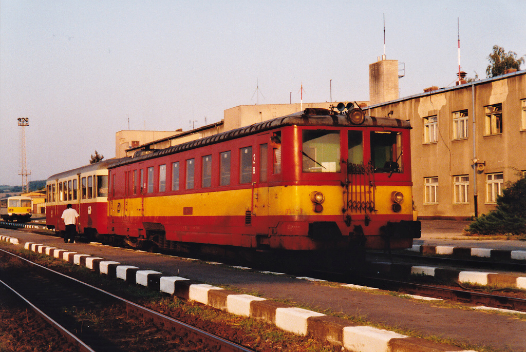 Motorový vůz 831 058-3, Os 14808  (Znojmo – Moravské Budějovice – Okříšky), Znojmo, 16.8.1999 9:32 - Trainweb