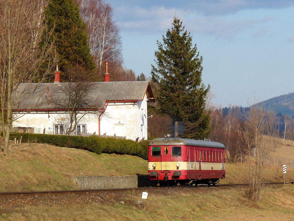 Motorový vůz 831 105-2, Os 3612  (Jeseník – Hanušovice – Šumperk), Lipová Lázně – Horní Lipová, 24.3.2011 15:52 - Trainweb