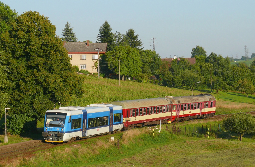 Motorový vůz 841 016-9  +  854 020-5, Sp 1795  (Trutnov – Jaroměř – Hradec Králové – Pardubice), Rtyně v Podkrkonoší zastávka, 7.9.2013 18:08 - Trainweb