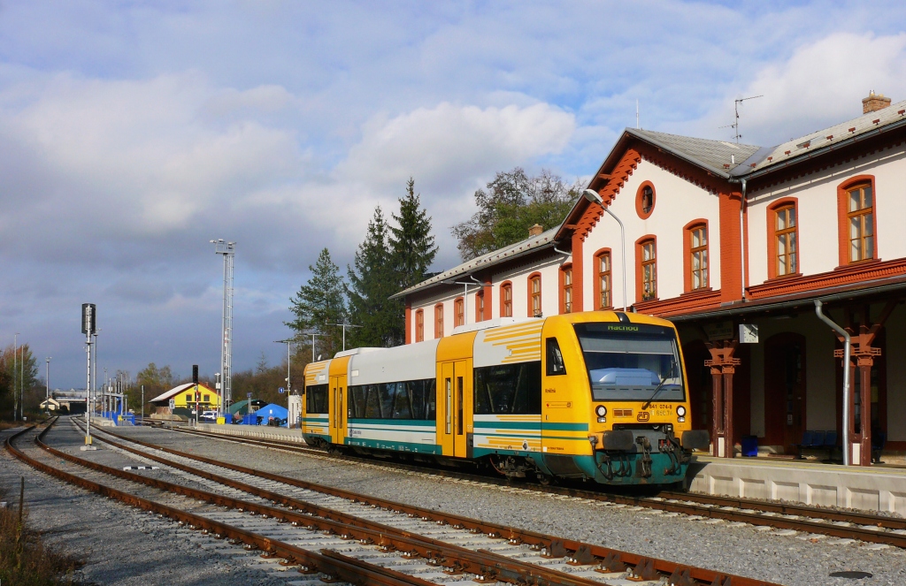 Motorový vůz 841 074-8, Os 5130  (Týniště nad Orlicí – Náchod), Nové Město nad Metují, 6.11.2019 13:18 - Trainweb