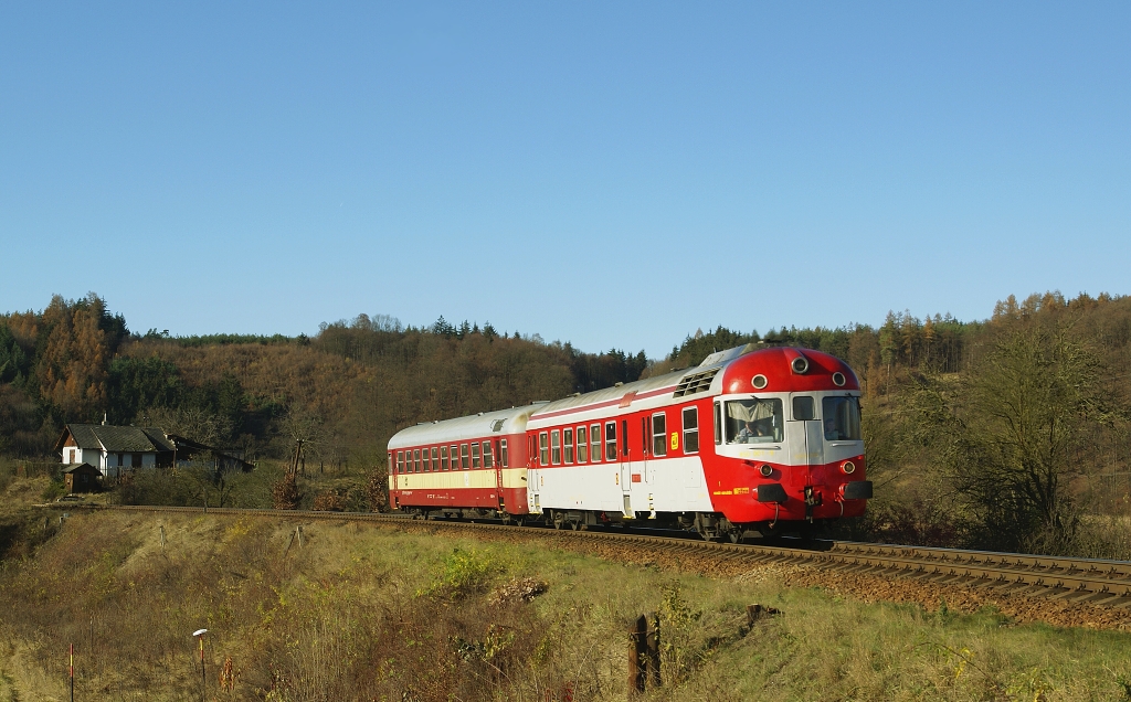Motorový vůz 850 001-9, Os 4809  (Zastávka u Brna – Brno)  [zkrácená výluková trasa vlaku], Tetčice – Omice, 18.11.2009 11:53 - Trainweb