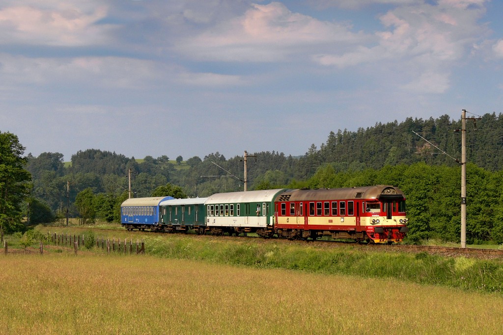 Motorový vůz 854 018-9, Sp 1909 „Sněžník”  (Pardubice – Ústí nad Orlicí – Letohrad – Dolní Lipka – Hanušovice), Dolní Dobrouč – Letohrad, 9.6.2007 7:55 - Trainweb