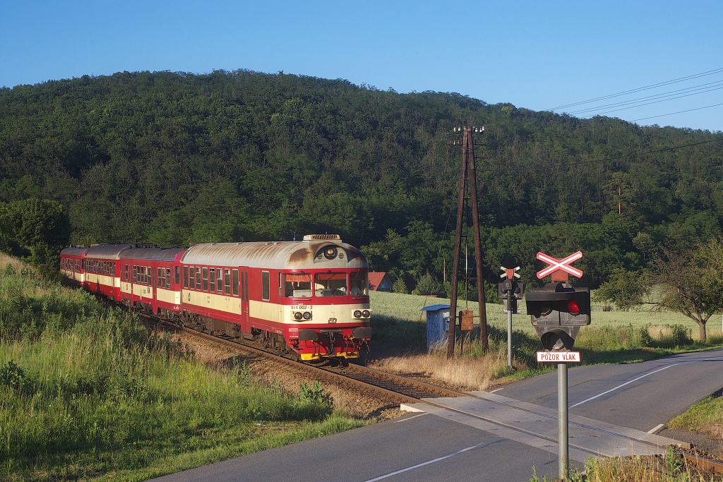Řídící vůz 954 002-2 + 842 035-8 + 842 033-3, Os 4426  (Brno – Moravský Krumlov), Silůvky – Moravské Bránice, 17.6.2009 19:22 - Trainweb
