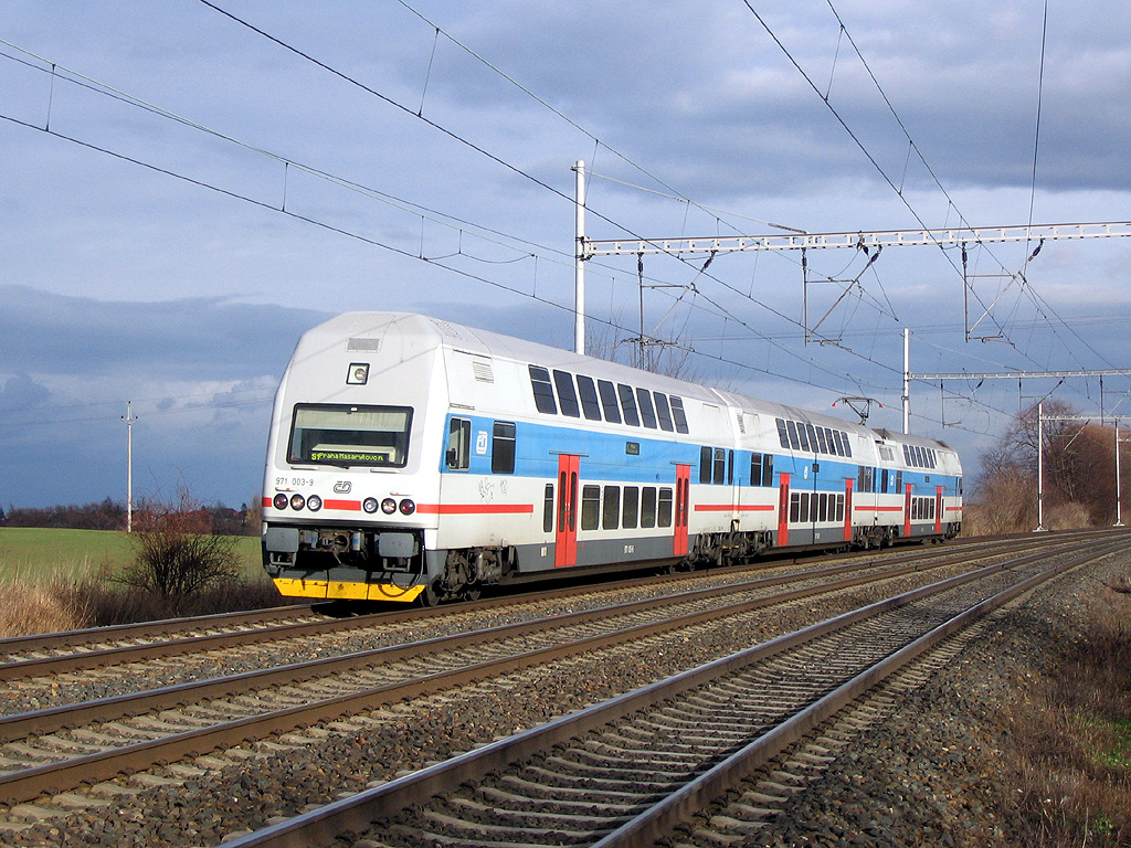 Řídící vůz 971 003-9 + 471 003-4, Os 9376  (Český Brod – Praha), Rostoklaty – Tuklaty, 9.2.2007 14:41 - Trainweb