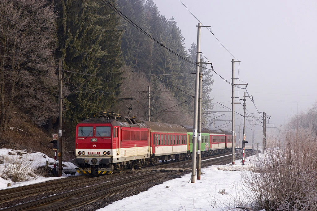 Lokomotiva 162 004-6, Os 3907  (Čadca – Žilina), Oščadnica – Krásno nad Kysucou, 16.3.2012 7:41 - Trainweb