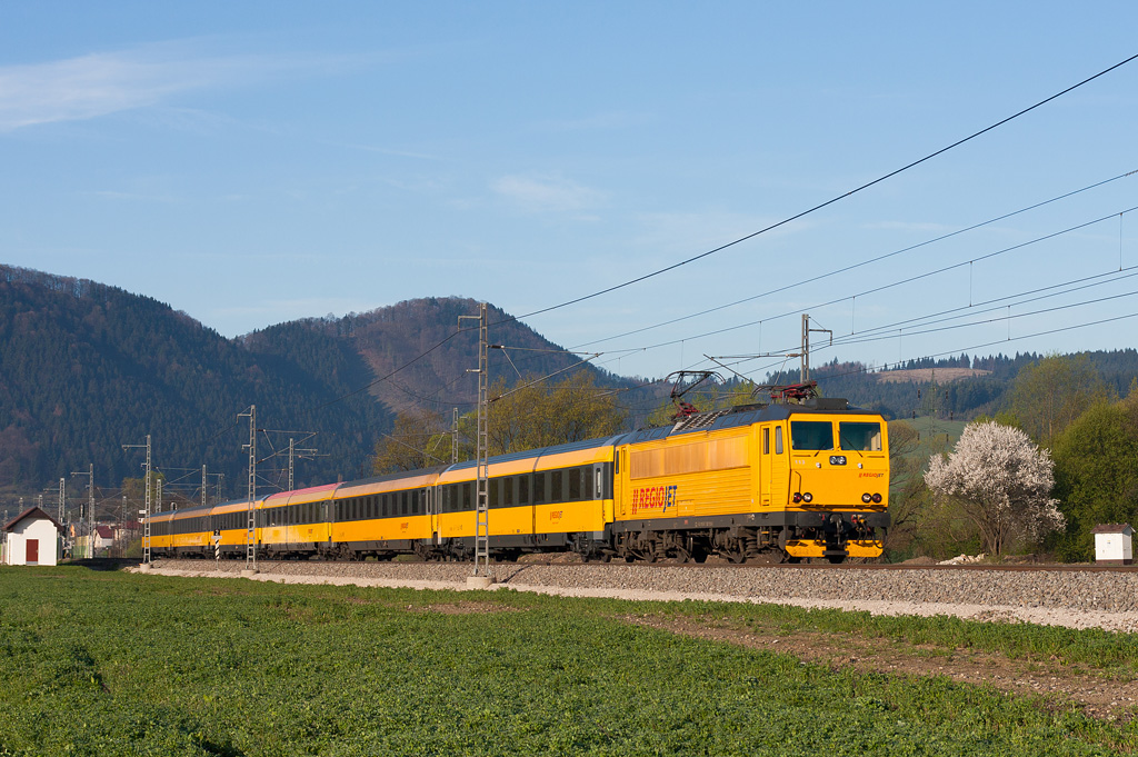 Lokomotiva 162 113-5, IC 1006 „RegioJet“  (Žilina – Třinec – Havířov – Ostrava – Olomouc – Pardubice – Praha), Rudina – Kysucké Nové Mesto, 27.4.2012 7:01 - Trainweb